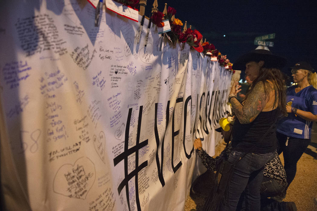Un letrero de #VegasStronger cuelga fuera del lote donde ocurrió el tiroteo de One October hace un año, donde los miembros de la comunidad son bienvenidos a escribir mensajes en Las Vegas el lun ...