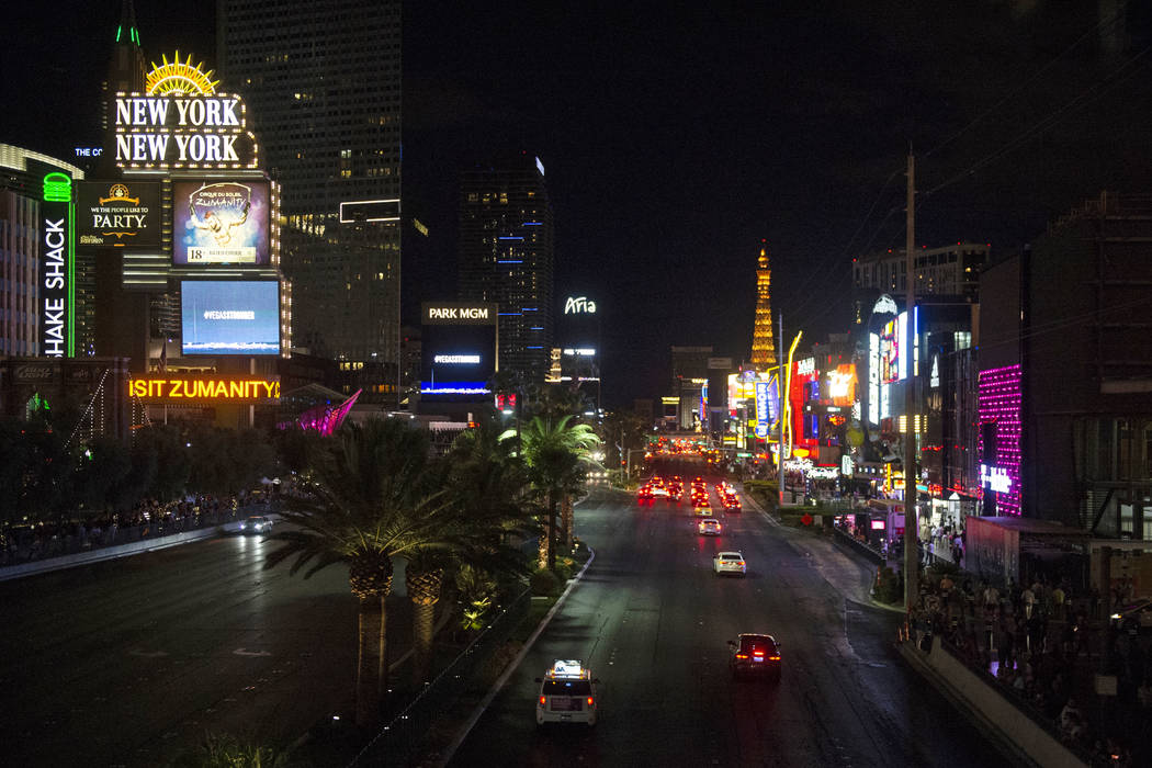 Las carpas en el Strip de Las Vegas se vuelven negras para conmemorar el tiroteo de One October en Las Vegas, el lunes 1 de octubre de 2018. Caroline Brehman / Las Vegas Review-Journal