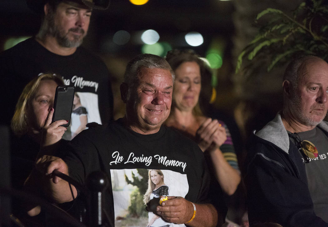 Los familiares de los asesinados del 1 de octubre, mientras se leen los nombres de sus seres queridos durante una ceremonia organizada por la Ciudad de Las Vegas junto con Get Outdoors Nevada el l ...
