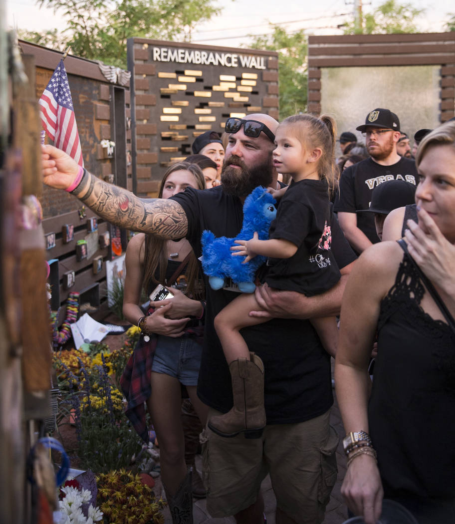 El Jardín de Sanación de Las Vegas se llenó para la dedicación del nuevo muro de recuerdo en honor a las víctimas del 1 de octubre organizado por la Ciudad de Las Vegas en conjunto con Get Ou ...