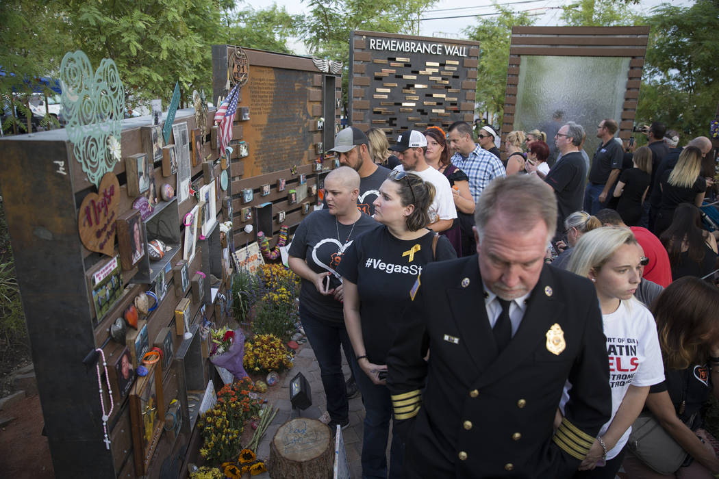 El Jardín de Sanación de Las Vegas se llenó para la dedicación del nuevo muro de recuerdo en honor a las víctimas del 1 de octubre organizado por la Ciudad de Las Vegas en conjunto con Get Ou ...