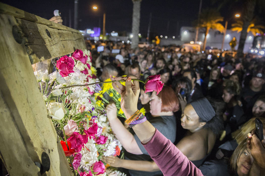 Cuelgan flores durante la dedicación del nuevo muro de conmemoración en honor a las víctimas del 1 de octubre presentado por la Ciudad de Las Vegas junto con Get Outdoors Nevada el lunes 1 de o ...
