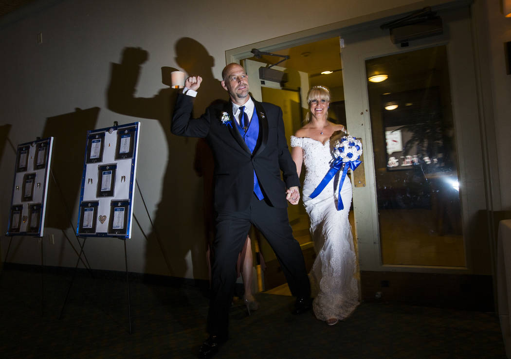 Todd y Oshia Wienke hacen su gran entrada para su recepción de boda en Tahiti Village en Las Vegas el lunes 1 de octubre de 2018. Todd recibió tres disparos cuando protegió a Oshia poco despué ...