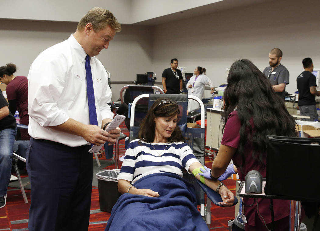 El senador estadounidense Dean Heller, R-Nevada, observa cómo su esposa Lynne dona sangre en el Centro de Convenciones de Las Vegas el lunes 1 de octubre de 2018, durante una campaña para conmem ...