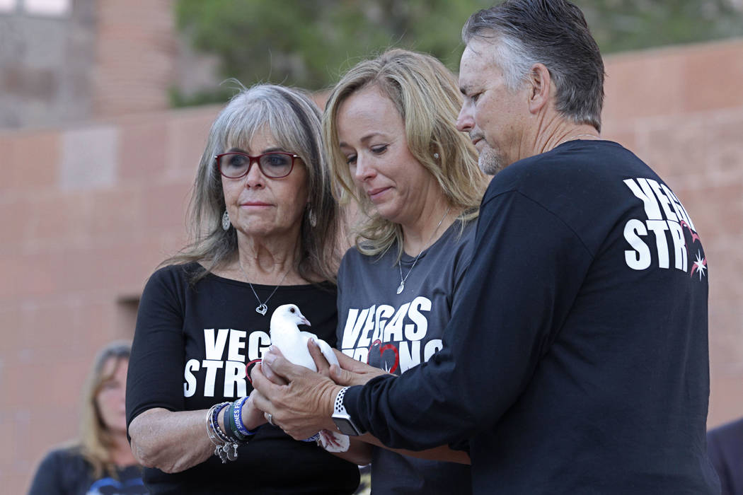 Mynda Smith, hermana de la víctima del tiroteo, Neysa Tonks, centro, y sus padres, Debbie y Chris Davis, están listas para lanzar una paloma durante una ceremonia de conmemoración matutina del ...