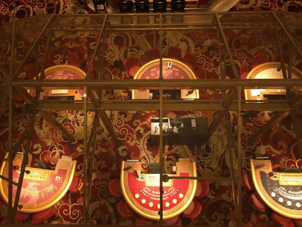 Las mesas de juego vacías se ven en el Lucky Dragon el lunes 1 de octubre de 2018, el día anterior al cierre de la torre del hotel de nueve pisos del resort. (Eli Segall / Las Vegas Review-Journal)