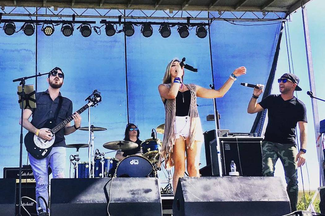 Jase Naron, Shon McKee y Krystal Goddard se presentan en Route 91 Reunion en Centennial Hills Park el sábado, 29 de septiembre de 2018. (Amy McCaslin)