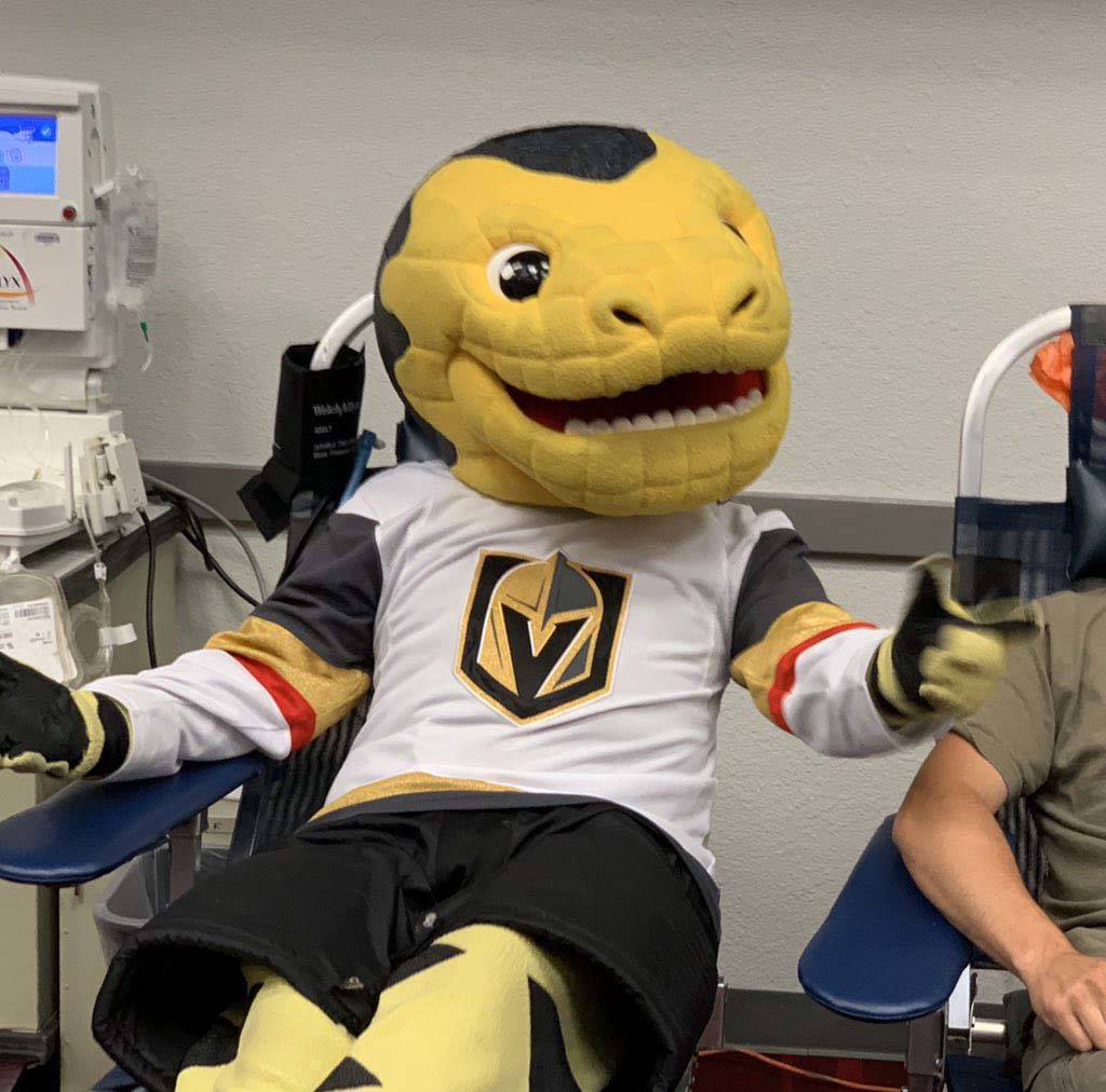 Chance, la mascota de los Golden Knights de Las Vegas, participa en la campaña de donación de sangre Vitalent en el Centro de Convenciones de Las Vegas en el primer aniversario del tiroteo el 1 ...