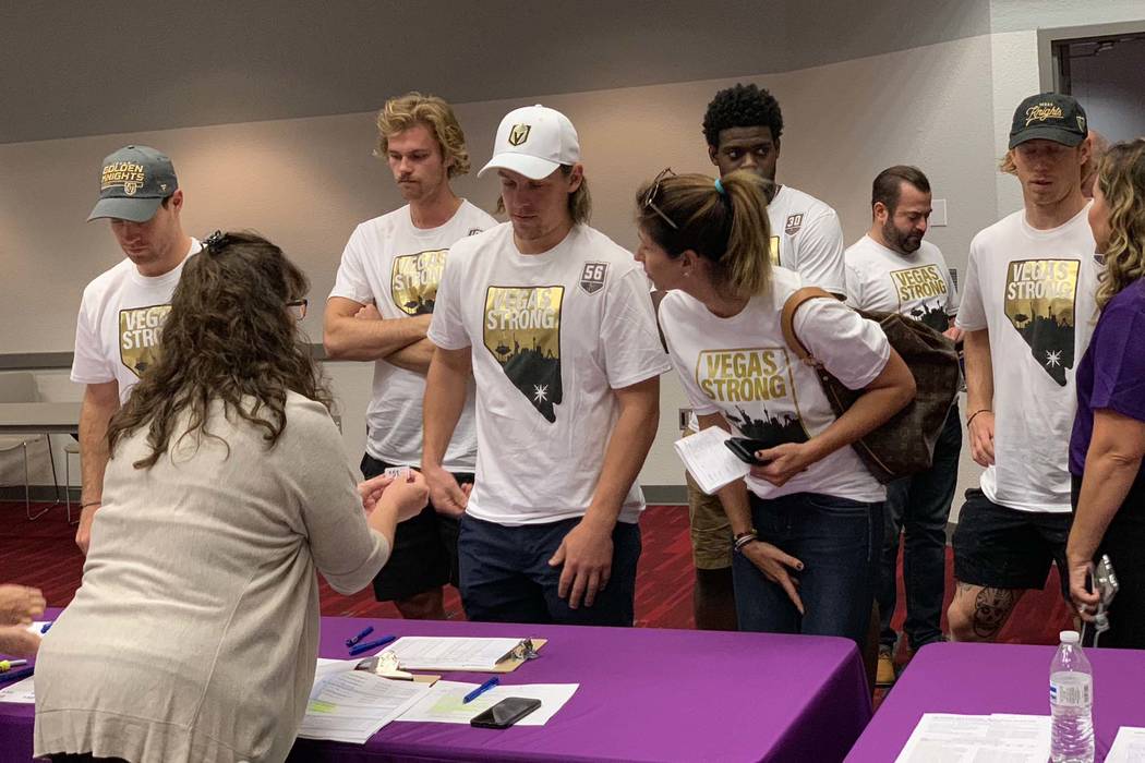 Miembros de los Golden Knights de Las Vegas llegan para participar en la campaña de donación de sangre Vitalent en el Centro de Convenciones de Las Vegas en el primer aniversario del tiroteo en ...