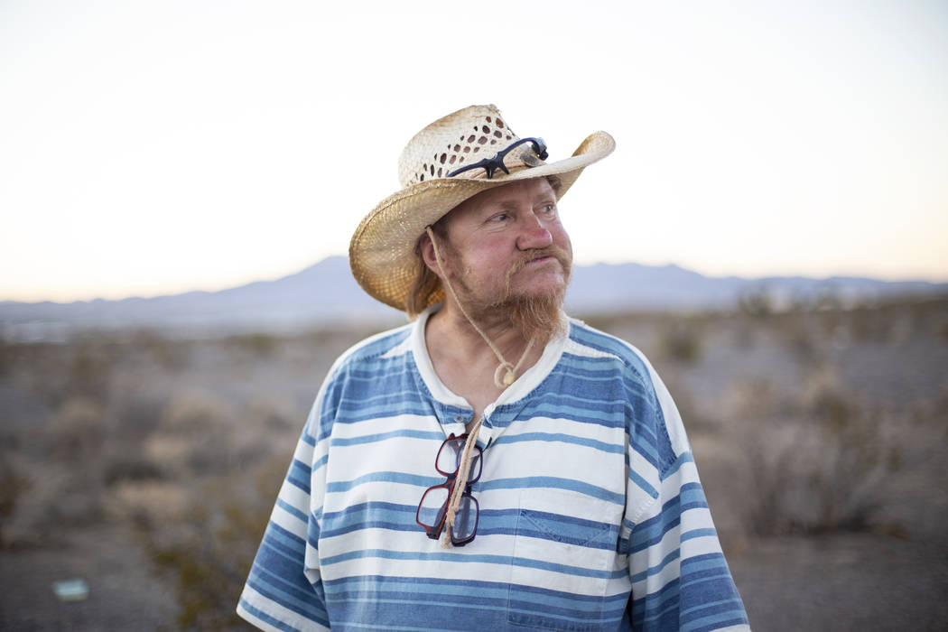 El residente sin hogar Timothy Persson, de 60 años, posa para un retrato fuera de su remolque en Pahrump, el miércoles 19 de septiembre de 2018. Caroline Brehman / Las Vegas Review-Journal