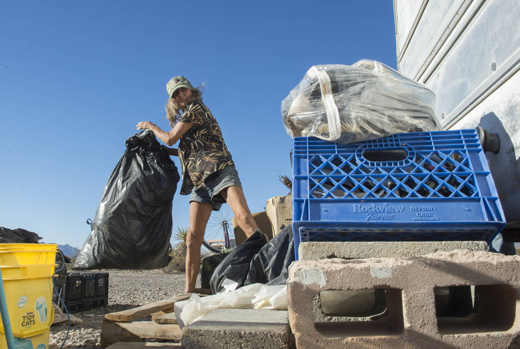 Mary Supples, residente sin hogar, empaca sus pertenencias fuera de su remolque para preparar su mudanza a un tercer local dentro de dos semanas en Pahrump, miércoles 26 de septiembre de 2018. Ca ...
