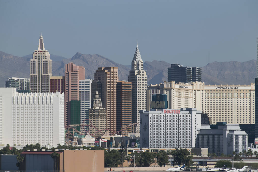 El horizonte de Las Vegas Strip visto desde McCarran en Las Vegas el jueves 1 de junio de 2017. Richard Brian Las Vegas Review-Journal @vegasphotograph