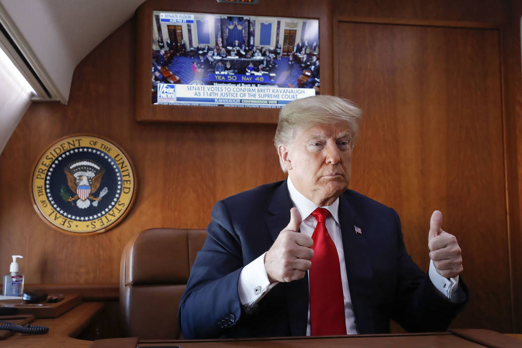 El presidente Donald Trump, a bordo de Air Force One, hace un gesto de aprobación mientras ve una transmisión televisiva en vivo del voto de confirmación del Senado del candidato a la Corte Sup ...