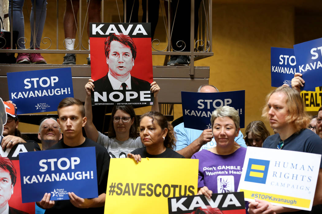 La gente escucha a un orador en un mitin que se opone a la confirmación del candidato a la Corte Suprema Brett Kavanaugh en las oficinas de For Nevada's Future en Las Vegas el sábado 6 de octubr ...