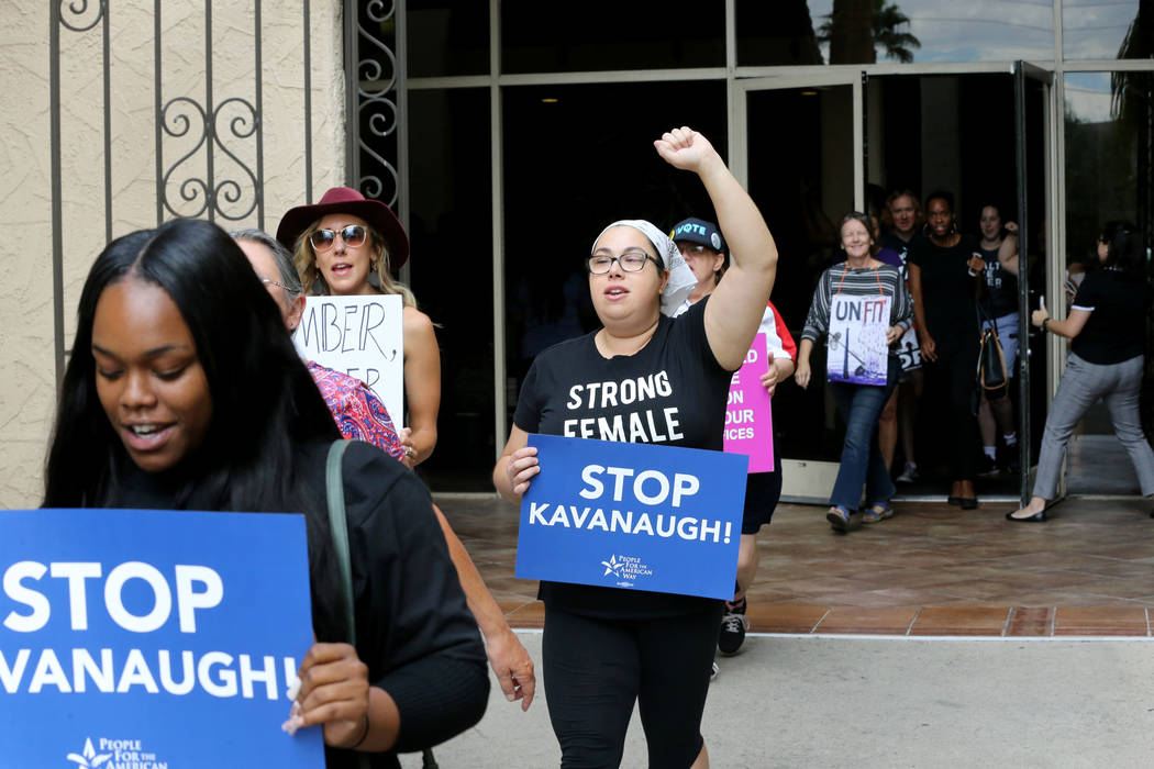 La gente marcha en un mitin que se opone a la confirmación del nominado a la Corte Suprema Brett Kavanaugh en las oficinas de For Nevada's Future en Las Vegas el sábado 6 de octubre de 2018. K.M ...