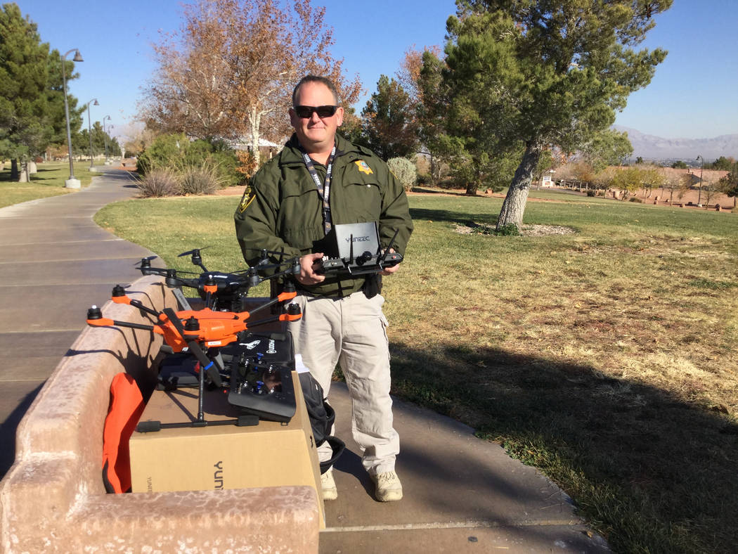 El oficial del Departamento de Policía Metropolitana, David Martel, es el pequeño gerente del programa de sistemas aéreos no tripulados del departamento. Martel usó el dron naranja, el Yuneec ...