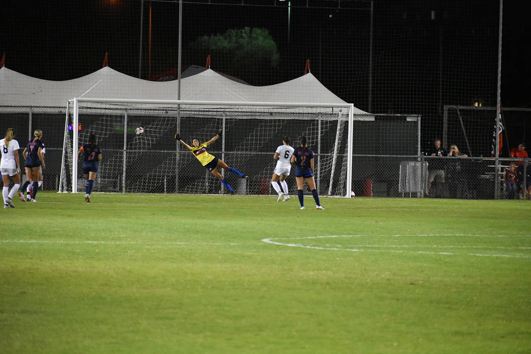 Momento en que Katie Ballou (6) marca de penal el primer gol para UNLV. Viernes 5 de octubre de 2018 en campo Peter Johan Memorial. Foto Anthony Avellaneda / El Tiempo.