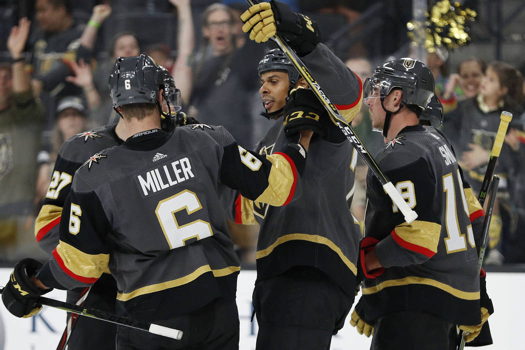 El alero derecho de los Golden Knights de Las Vegas, Ryan Reaves, en el centro, se celebra luego de anotar contra Los Ángeles Kings durante el segundo período de un partido de hockey de la NHL d ...