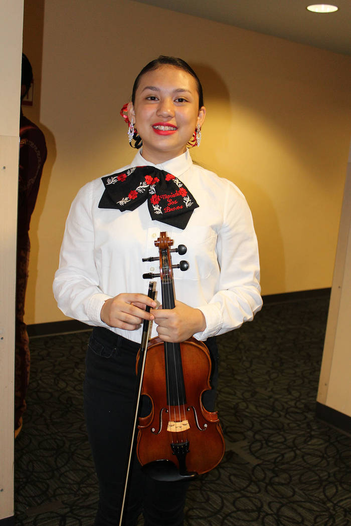 Iris Hong es violinista en el Mariachi Bravos. Viernes 5 de octubre de 2018, en el foro de la Biblioteca del Condado Clark. Foto Cristian De la Rosa / El Tiempo - Contribuidor.
