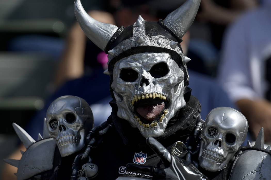 Un fano de los Raiders de Oakland mira en un partido de fútbol de la NFL contra Los Ángeles Chargers el domingo 7 de octubre de 2018, en Carson, California (AP Photo / Mark J. Terrill)