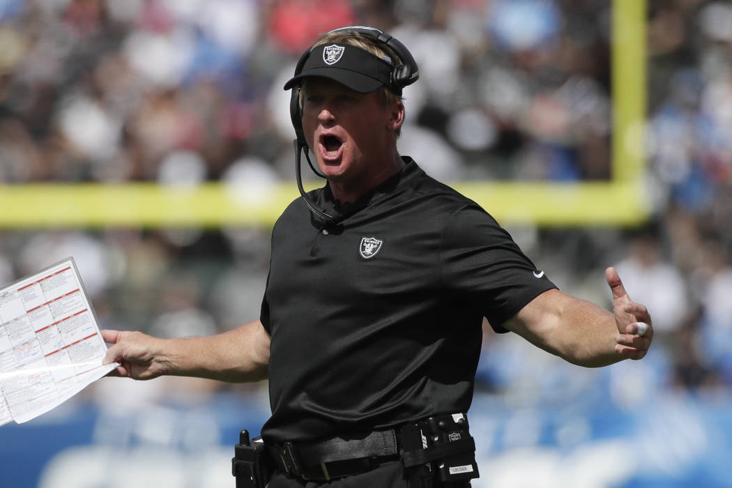 El entrenador en jefe de los Raiders de Oakland, Jon Gruden, observa durante la primera mitad de un partido de fútbol de la NFL contra los Cahrgers de Los Ángeles el domingo 7 de octubre de 2018 ...