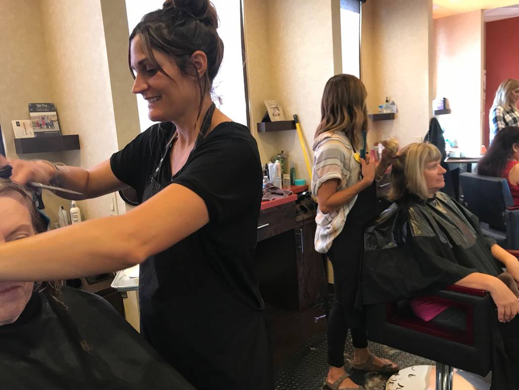 Mindy Hughes, de 36 años, se cortó el cabello en The View Salon en Mesquite el 5 de octubre de 2018. Hughes, con 14 semanas de embarazo y su sexto hijo, tenía previsto dar a luz en un hospital ...
