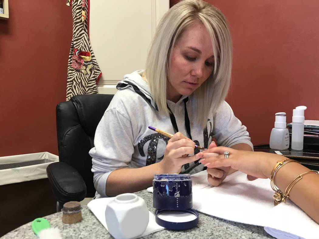 El 5 de octubre de 2018, Shae Stricker, de 27 años, hace las uñas de sus clientes en el salón Valley Curls en Mesquite. Stricker, con 16 semanas de embarazo de su tercer hijo, planeaba dar a lu ...