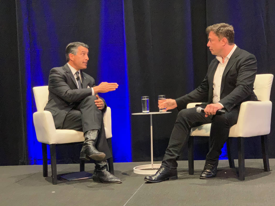 El gobernador Brian Sandoval realizó una sesión de preguntas y respuestas con el fundador de Tesla, Elon Musk, en la instalación de baterías Gigafactory de la compañía en Sparks el martes 9 ...