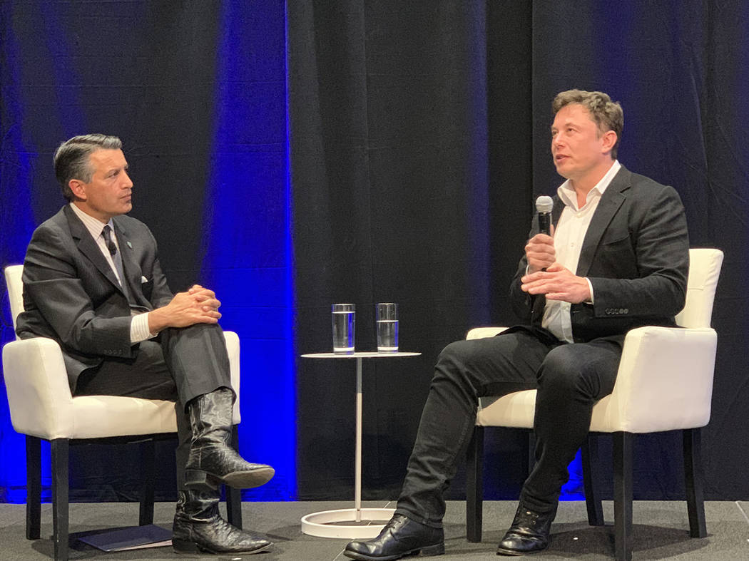 El gobernador Brian Sandoval realizó una sesión de preguntas y respuestas con el fundador de Tesla, Elon Musk, en la instalación de baterías Gigafactory de la compañía en Sparks el martes 9 ...