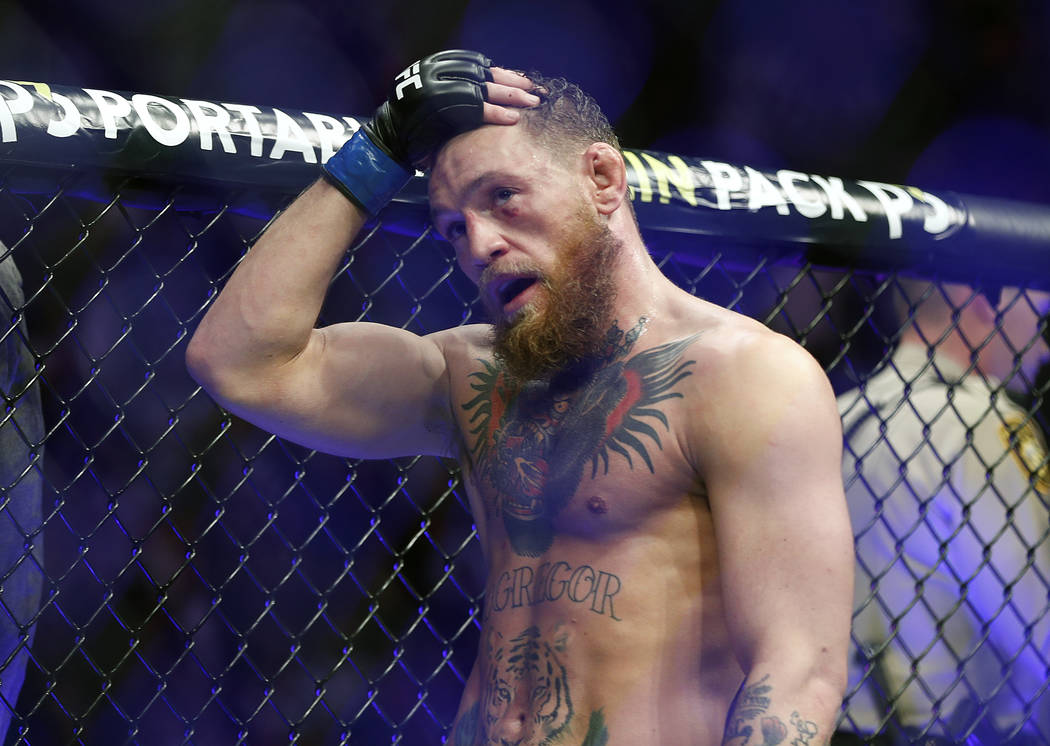 Conor McGregor reacciona después de perder ante Khabib Nurmagomedov en un combate de artes marciales mixtas de título ligero en UFC 229 en Las Vegas, sábado 6 de octubre de 2018. Nurmagomedov g ...