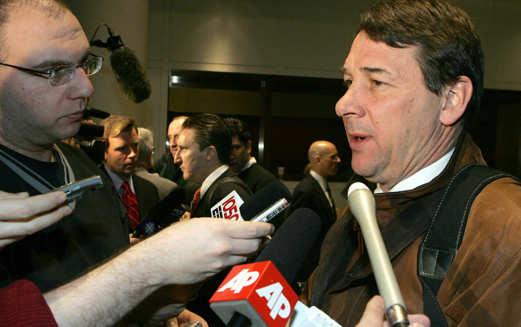 Mike Milbury, gerente general de los New York Islanders, habla durante una entrevista de prensa ante la junta de gobernadores de la NHL el martes 1 de marzo de 2005 en Nueva York. El gerente gener ...