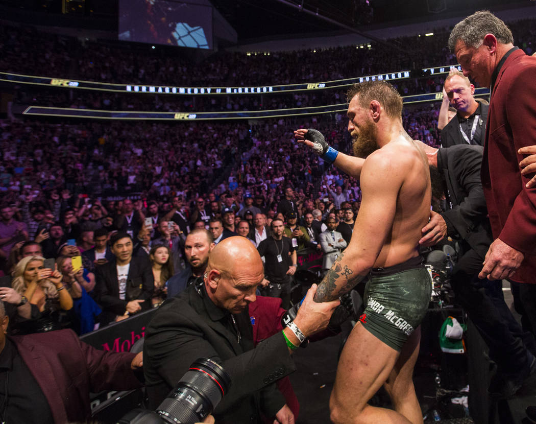 Conor McGregor deja el octágono después de su derrota ante Khabib Nurmagomedov en su combate por el título de peso ligero en el UFC 229 en T-Mobile Arena en Las Vegas el sábado 6 de octubre de ...