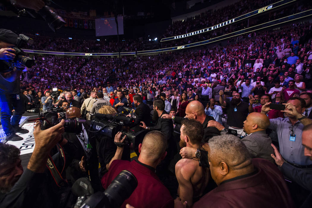 Conor McGregor deja el octágono después de su derrota ante Khabib Nurmagomedov en su combate por el título de peso ligero en el UFC 229 en T-Mobile Arena en Las Vegas el sábado 6 de octubre de ...