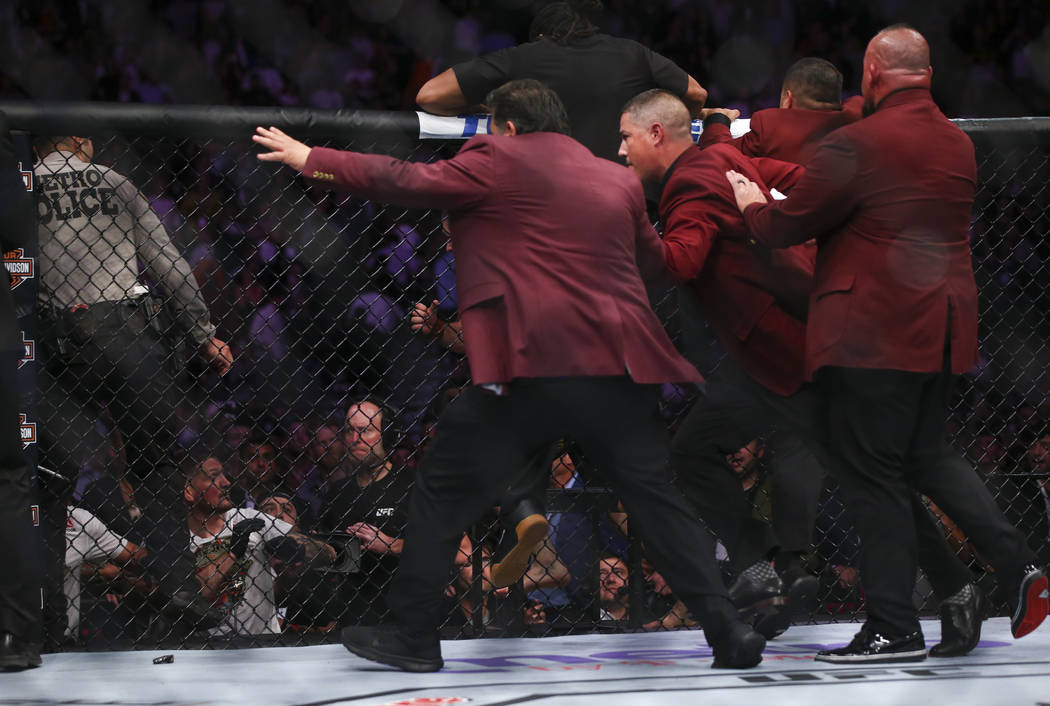 Los elementos de seguridad persiguieron a Khabib Nurmagomedov después de que saltó del octágono luego de su victoria sobre Conor McGregor en su pelea por el título en UFC 229 en T-Mobile Arena ...
