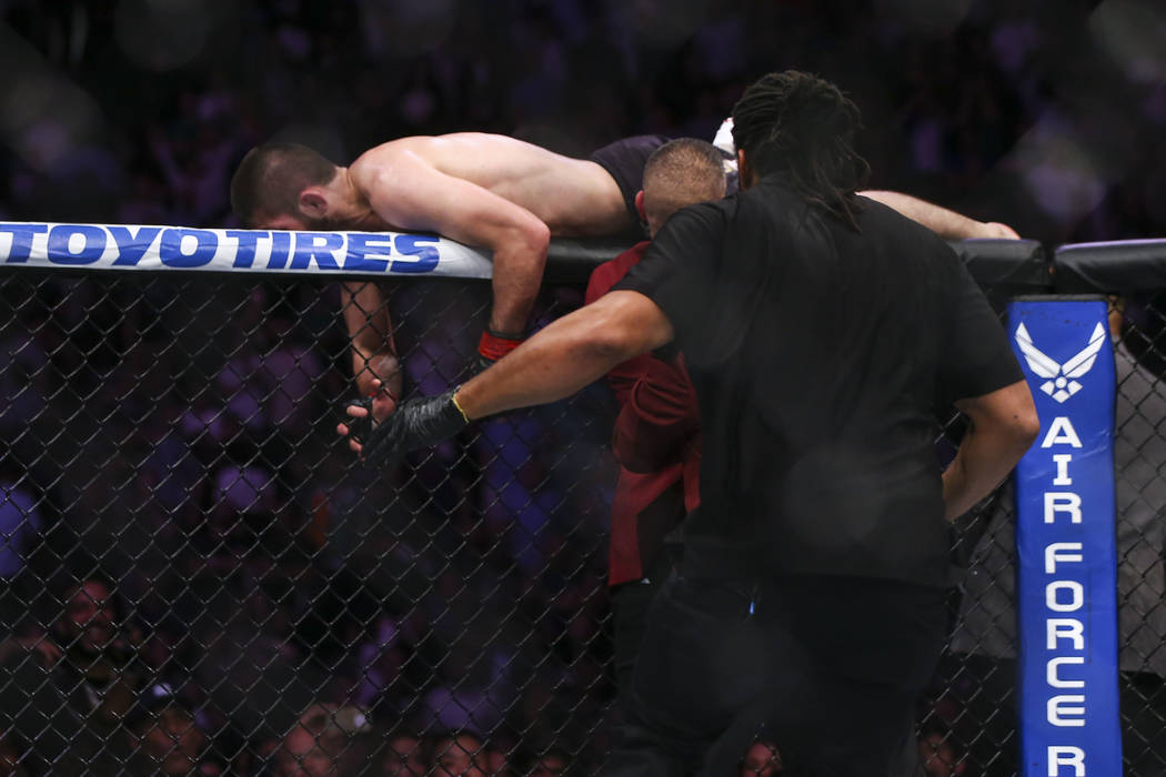 Khabib Nurmagomedov salta del octágono después de vencer al peleador en su lucha por el título de peso ligero de UFC 229 en T-Mobile Arena en Las Vegas el sábado 6 de octubre de 2018. Chase St ...
