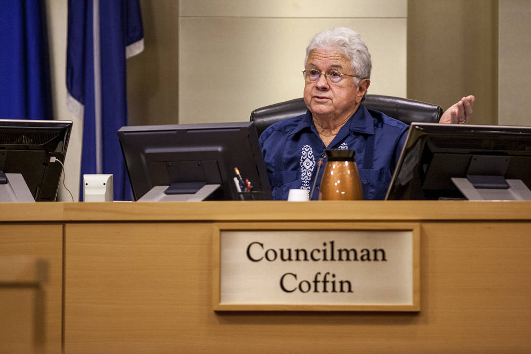 El concejal Bob Coffin expresa su preocupación por los posibles desarrolladores del campo de golf Badlands en una reunión del Ayuntamiento en el Ayuntamiento de Las Vegas el miércoles 2 de agos ...
