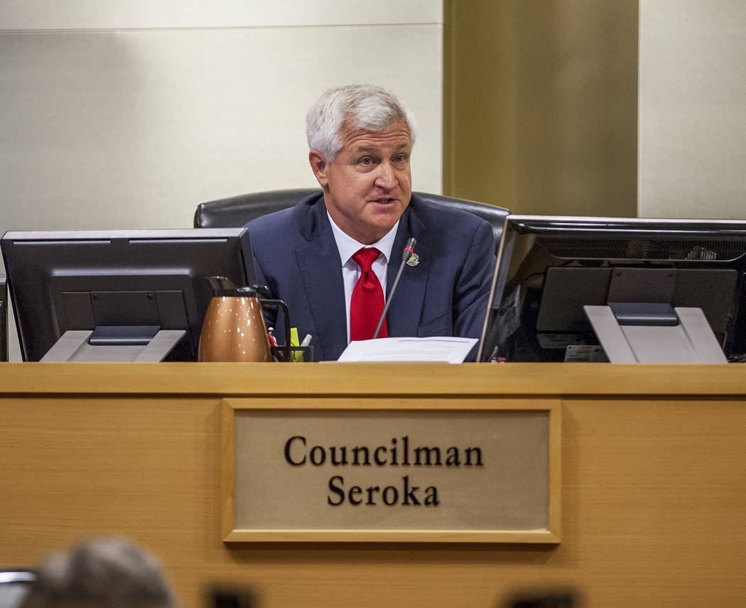 El concejal Steve Seroka expresa su preocupación sobre el desarrollo del campo de golf Badlands en una reunión del Consejo Municipal en el Ayuntamiento de Las Vegas el miércoles 2 de agosto de ...