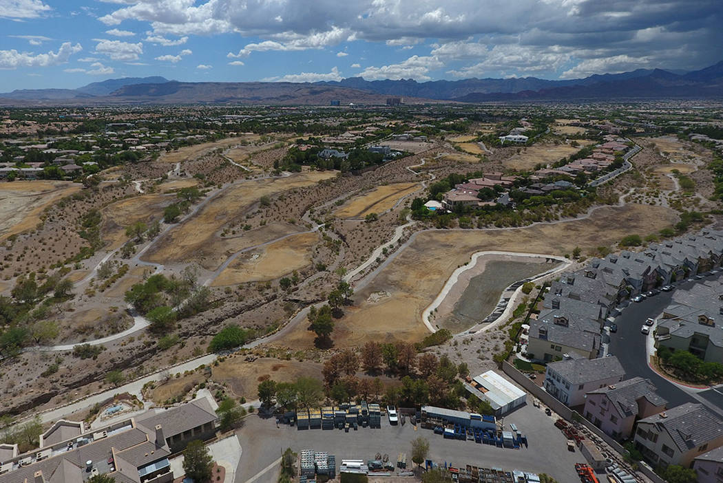 Vista aérea del antiguo campo de golf Badlands visto desde Alta Drive en Summerlin el jueves 19 de julio de 2018. Michael Quine / Las Vegas review-Journal @ Vegas88s