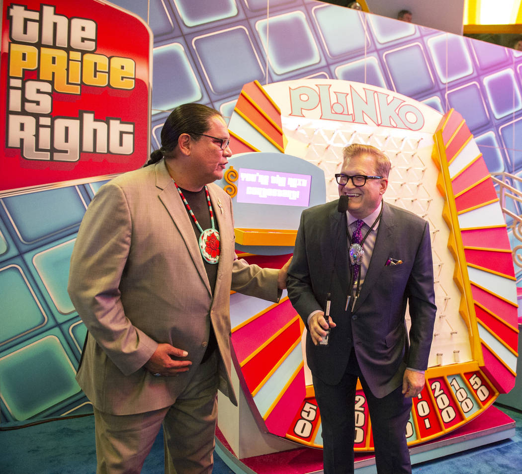 El ícono del entretenimiento y el famoso presentador de juegos Drew Carey juega Plinko con el presidente de la National Indian Gaming Association, Ernie Stevens Jr., en la 18ª Exposición Global ...