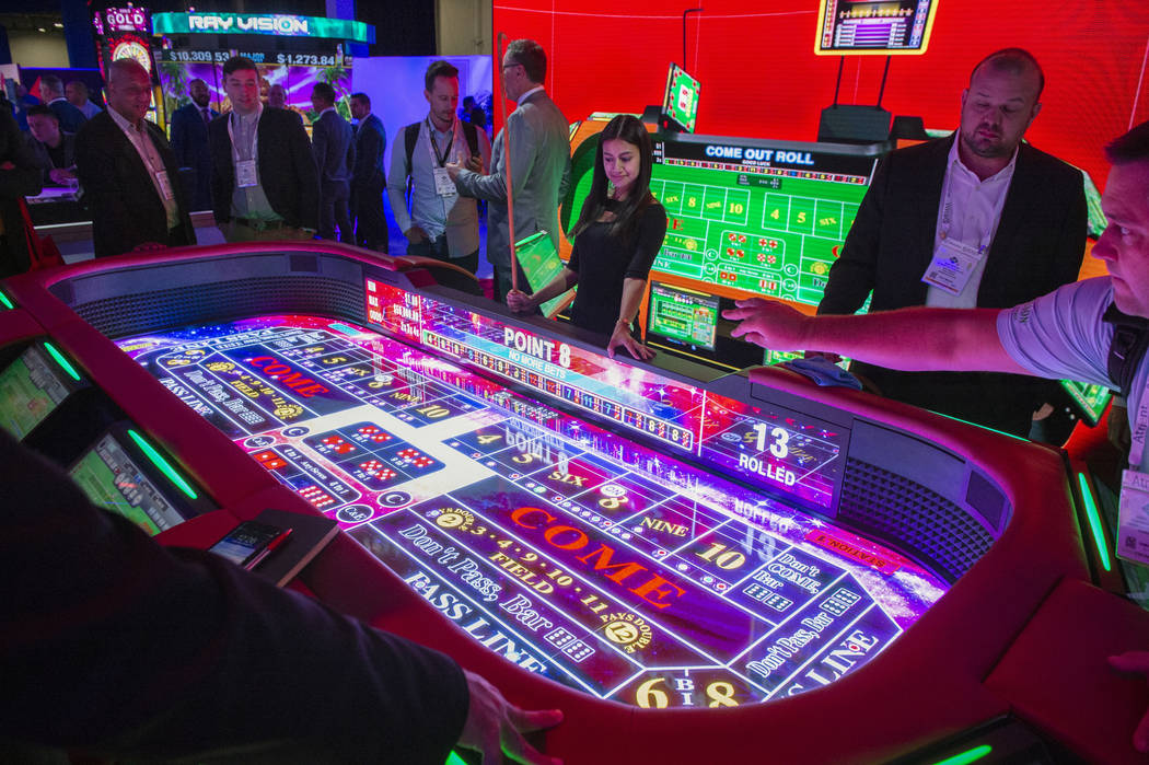 Aruze Gaming presenta su nueva mesa electrónica de craps en la décima edición de la Global Gaming Expo en Sands Expo and Convention Center en Las Vegas, el miércoles 10 de octubre de 2018. Car ...
