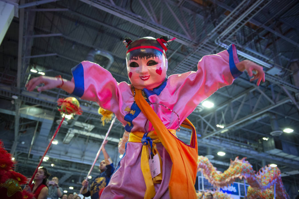 Miembros de la Escuela Lohan de Shaolin en China Town se presentan en el stand de Aristocrat para los asistentes a la 18ª Exposición Global de Juegos en la Exposición y Centro de Convenciones S ...