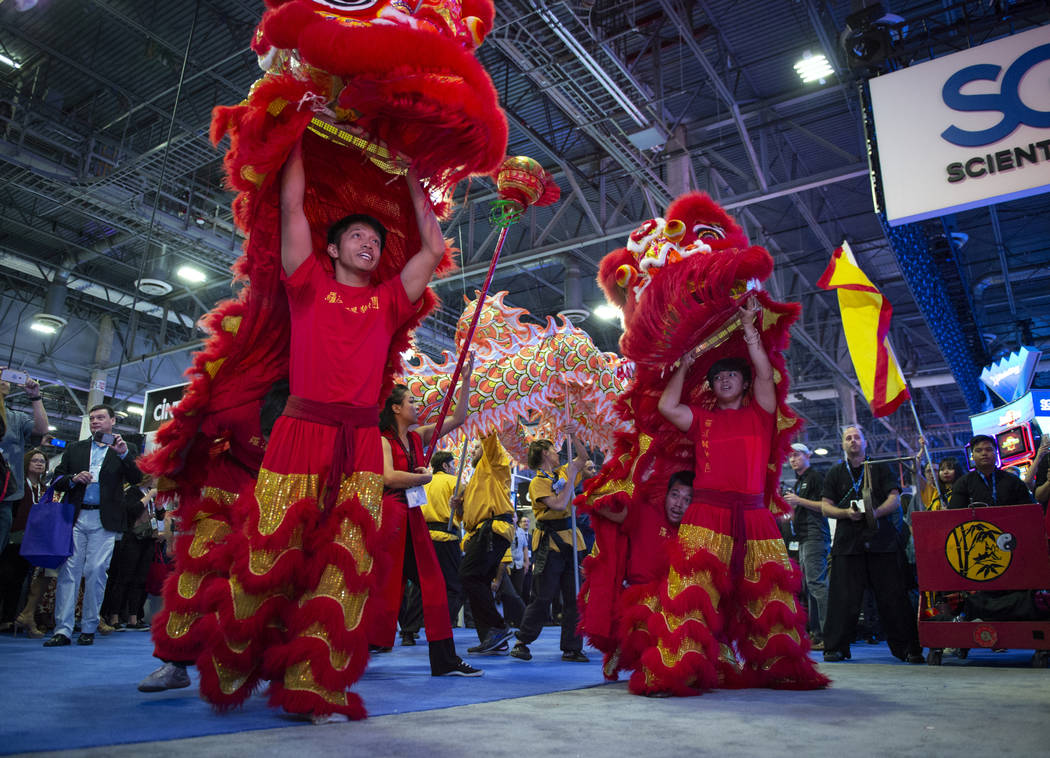 Miembros de la Escuela Lohan de Shaolin en China Town se presentan en el stand de Aristocrat para los asistentes a la 18ª Exposición Global de Juegos en la Exposición y Centro de Convenciones S ...