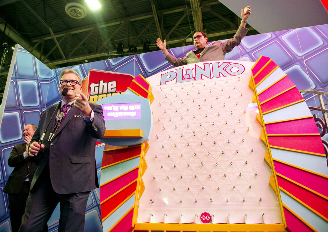El ícono del entretenimiento y famoso presentador de juegos Drew Carey juega Plinko con el presidente de la National Indian Gaming Association, Ernie Stevens Jr., en la 18ª Exposición Global de ...