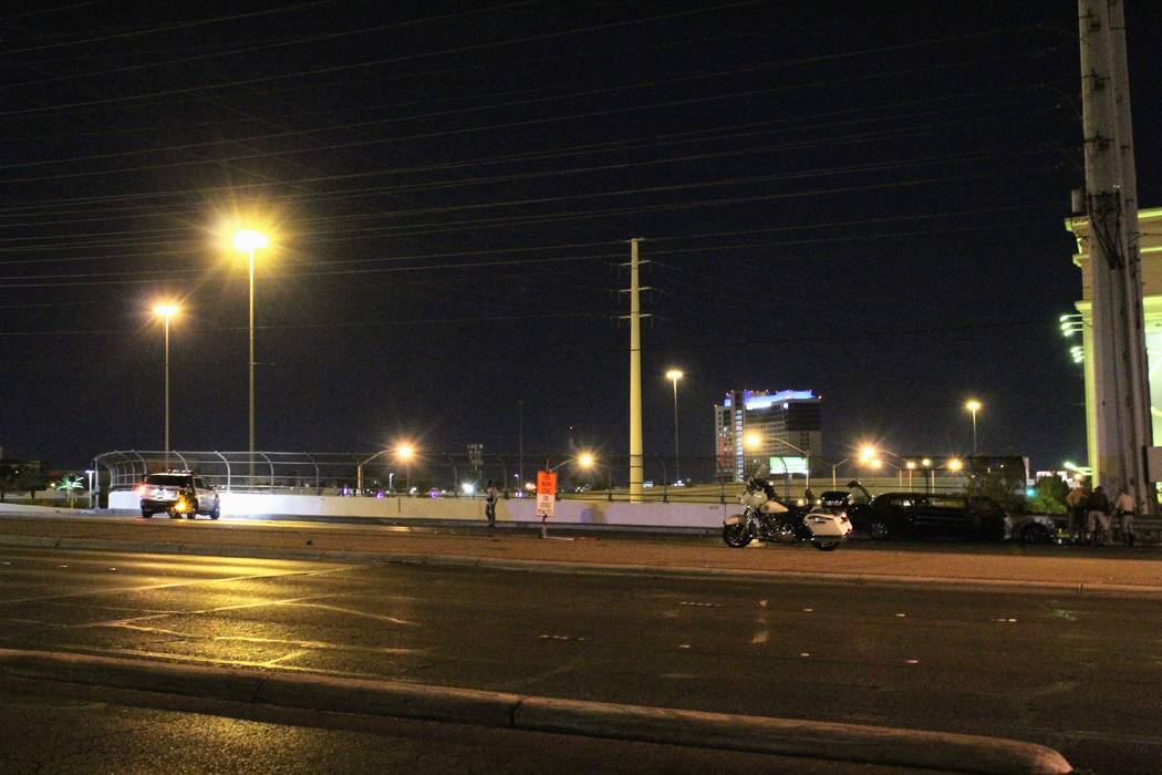 La policía de Las Vegas investiga un choque que involucra una limusina y un vehículo de policía en Flamingo Road, al este de la Interestatal 15, temprano en la mañana del jueves, 11 de octubre ...