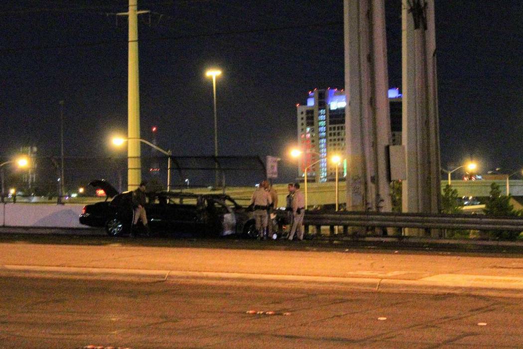 La policía de Las Vegas investiga un choque que involucra una limusina y un vehículo de policía en Flamingo Road, al este de la Interestatal 15, temprano en la mañana del jueves, 11 de octubre ...