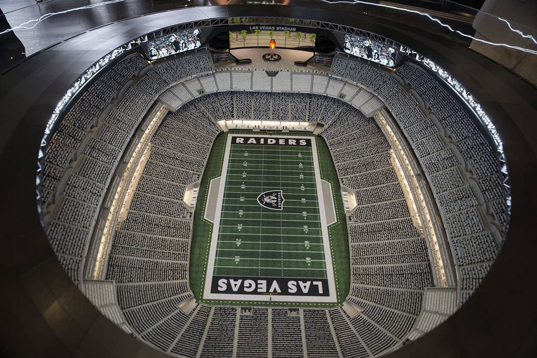 Un modelo de estadio de los Raiders en exhibición en el centro de vista previa del estadio de Las Vegas en Town Square, el viernes 23 de marzo de 2018. Erik Verduzco Las Vegas Review-Journal @Eri ...