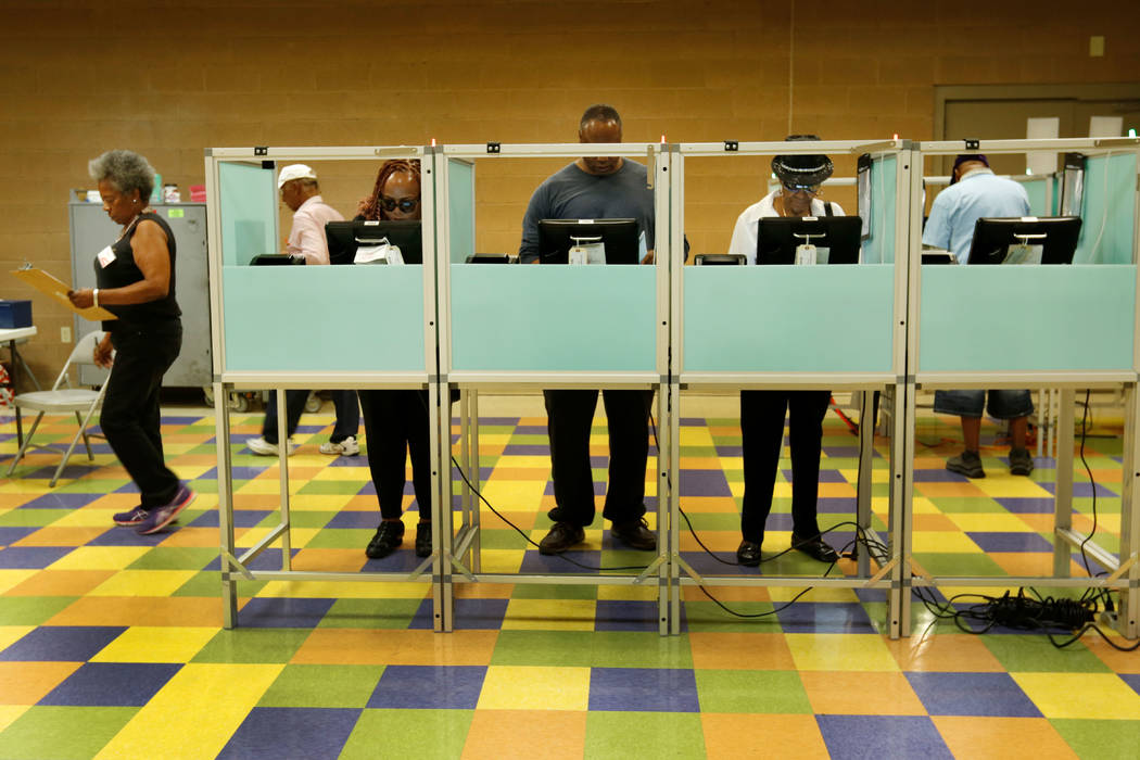 La gente votó el primer día de la votación anticipada para las elecciones primarias de Nevada en el Pearson Center en North Las Vegas, el sábado 26 de mayo de 2018. Chitose Suzuki Las Vegas Re ...