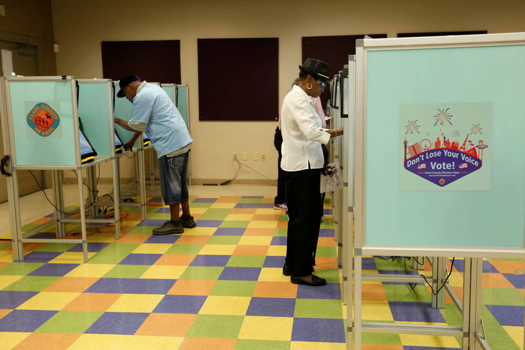 Las personas emitieron su voto el primer día de la votación anticipada para las elecciones primarias de Nevada en Albertsons en 10250 W. Charleston Blvd. en Las Vegas, sábado 26 de mayo de 2018 ...