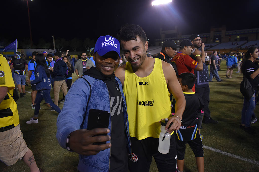 El jugador de Lights FC, Carlos Álvarez (7), posa para una 'selfie' con un aficionado después del triunfo de 5-2 ante Phoenix Rising FC. Miércoles 10 de octubre de 2018 en Cashman Field. Foto A ...