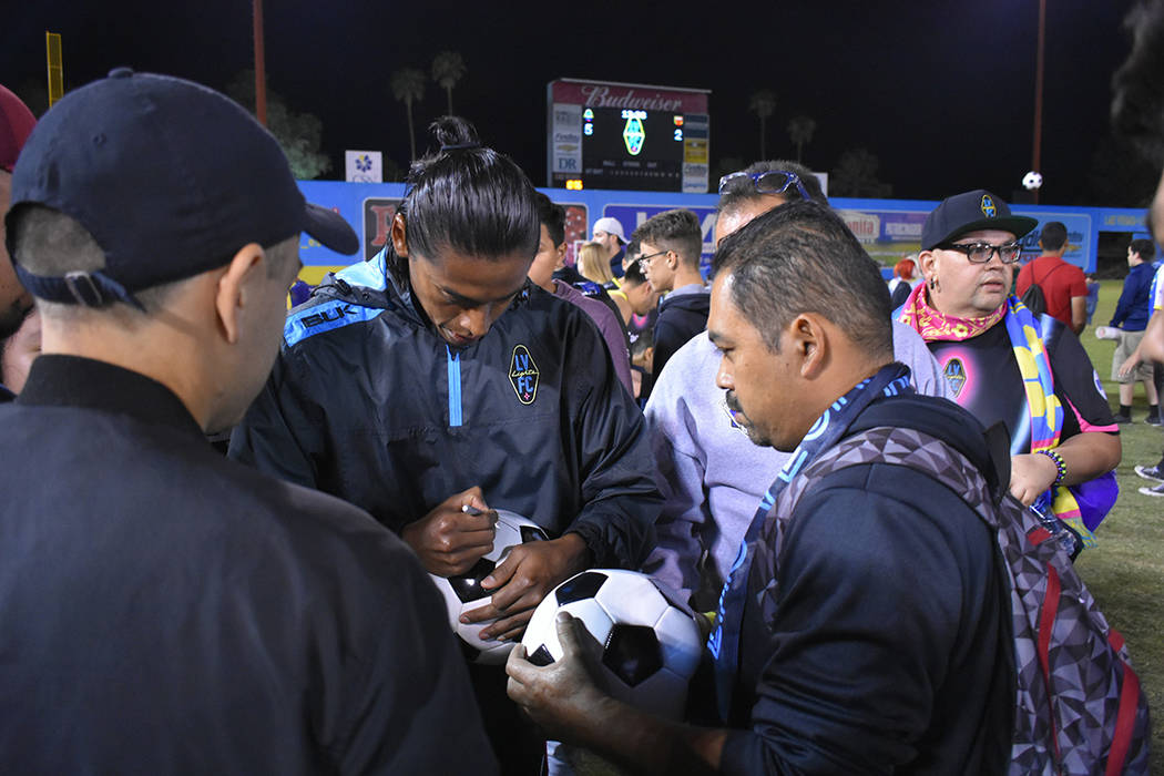 Joel Huiqui (3) dio autógrafos a los aficionados. Miércoles 10 de octubre de 2018 en Cashman Field. Foto Anthony Avellaneda / El Tiempo.